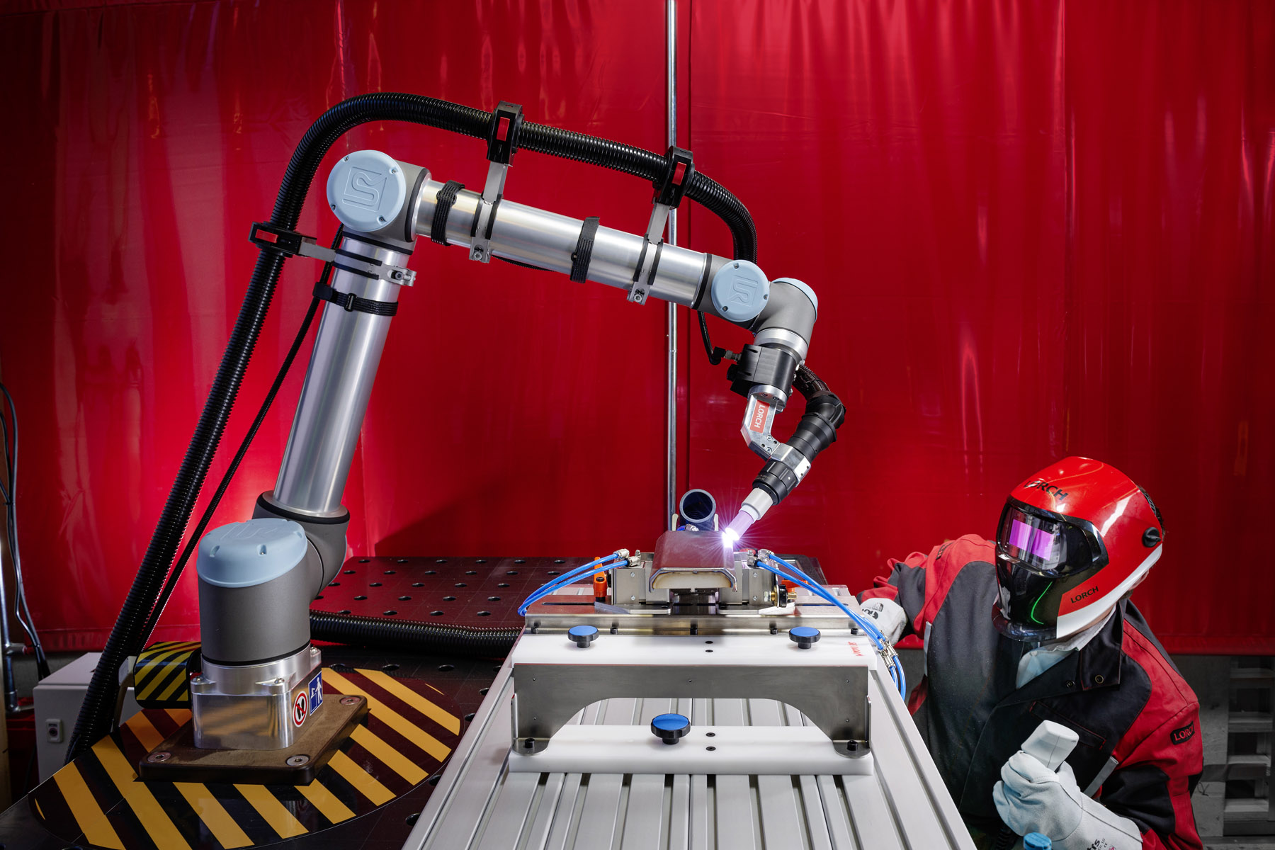 TAVOLI DI SALDATURA COBOT ASSISTITI: SICUREZZA, ERGONOMIA E PRODUTTIVITÀ